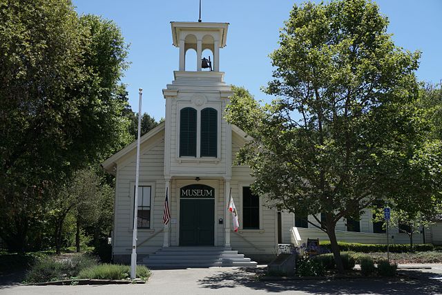 The Murray Schoolhouse (Photo courtesy of Wikipedia: Californiathegreat)